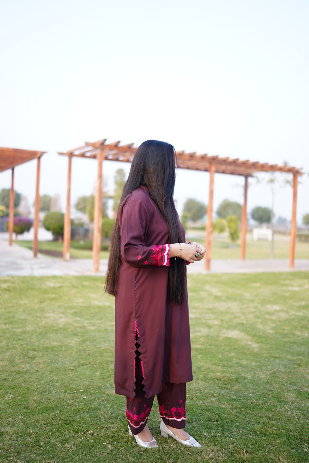 Brown embroided 2-piece suite