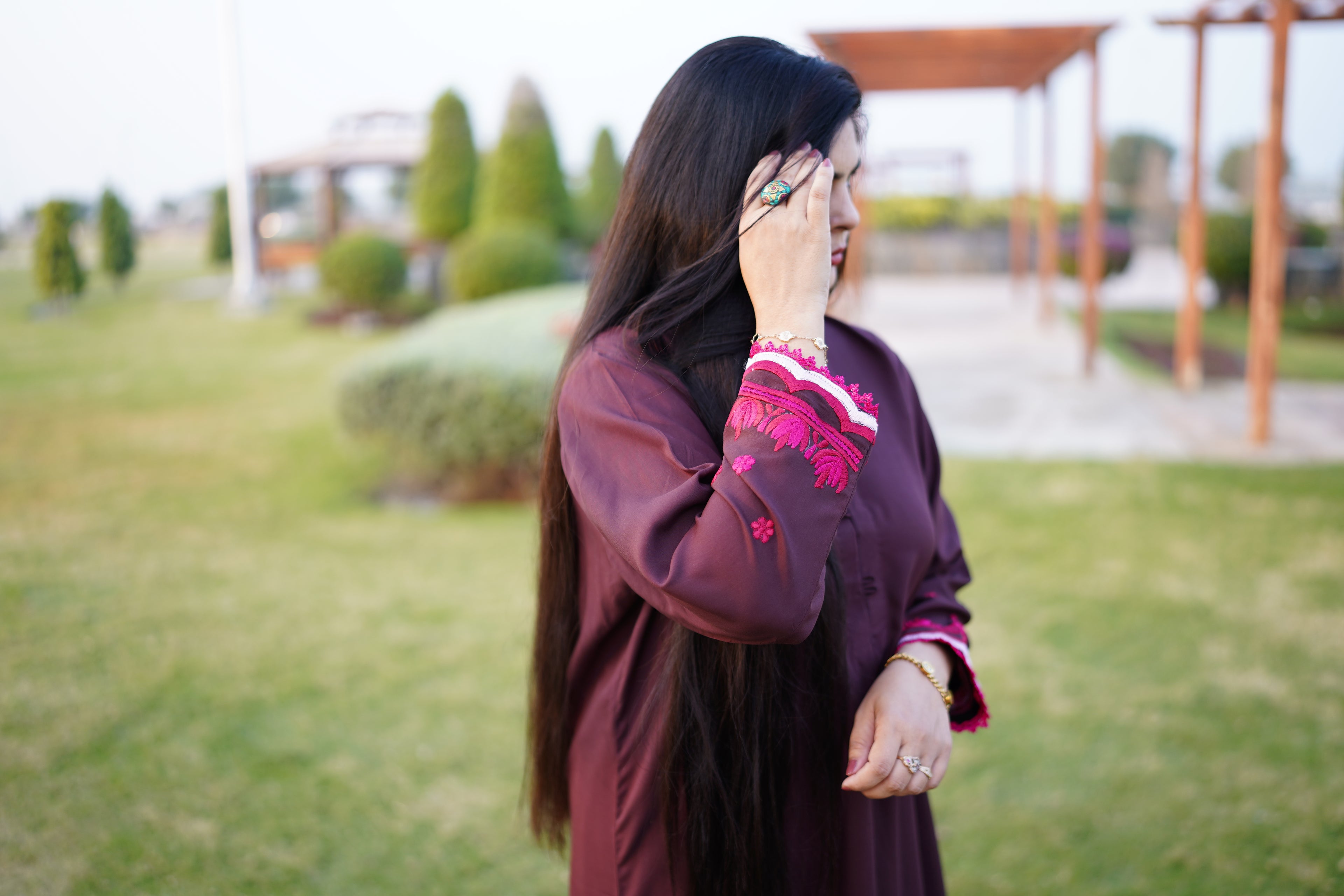 Brown embroided 2-piece suite