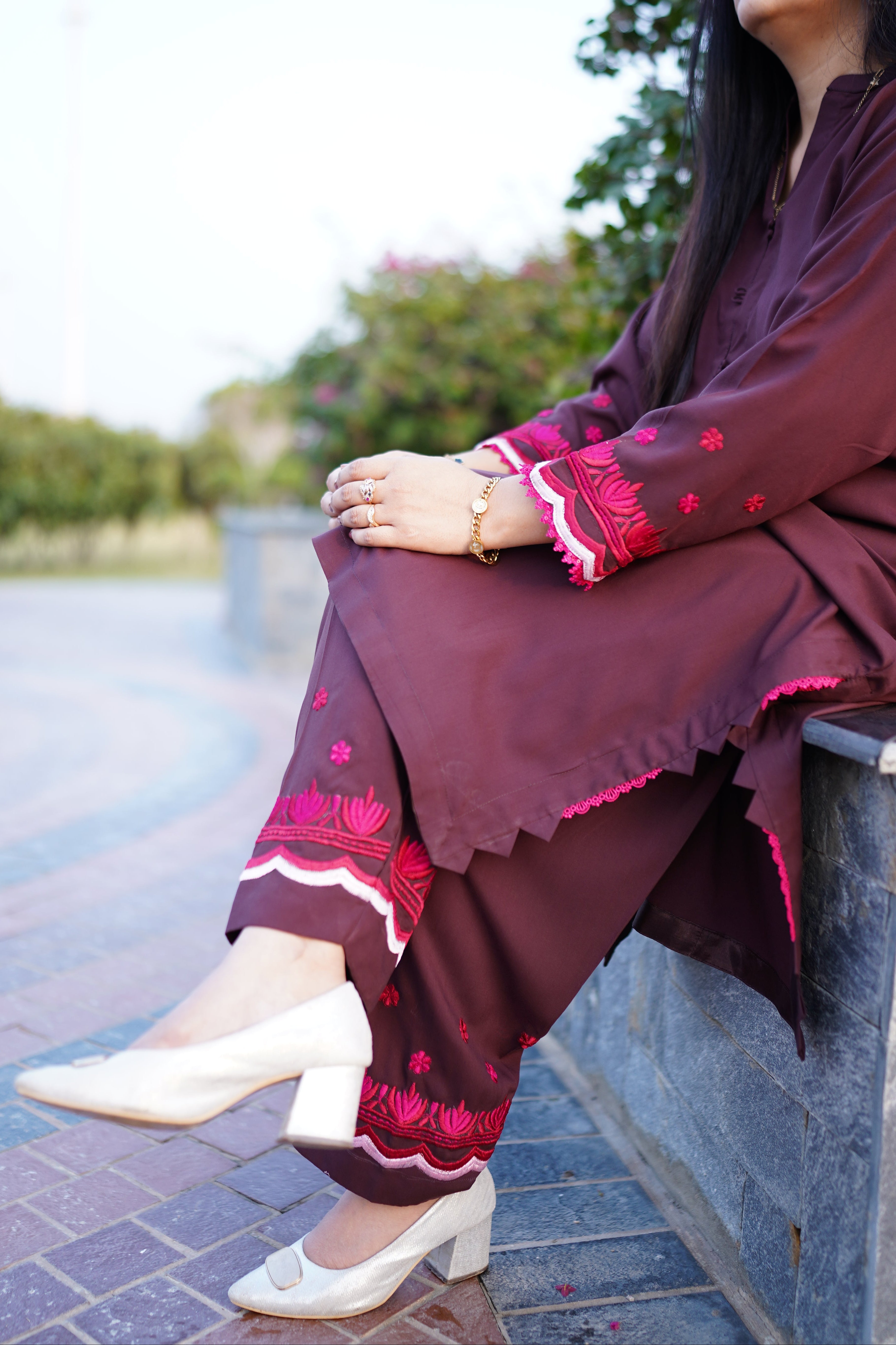 Brown embroided 2-piece suite